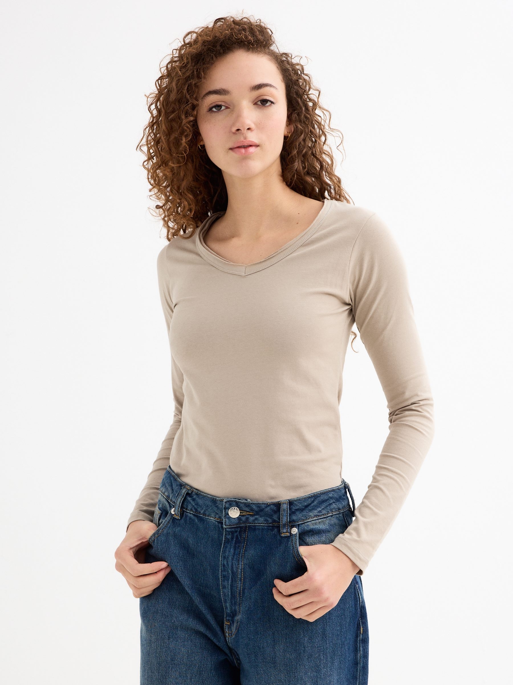 Camiseta básica cuello pico verde visón vista media frontal