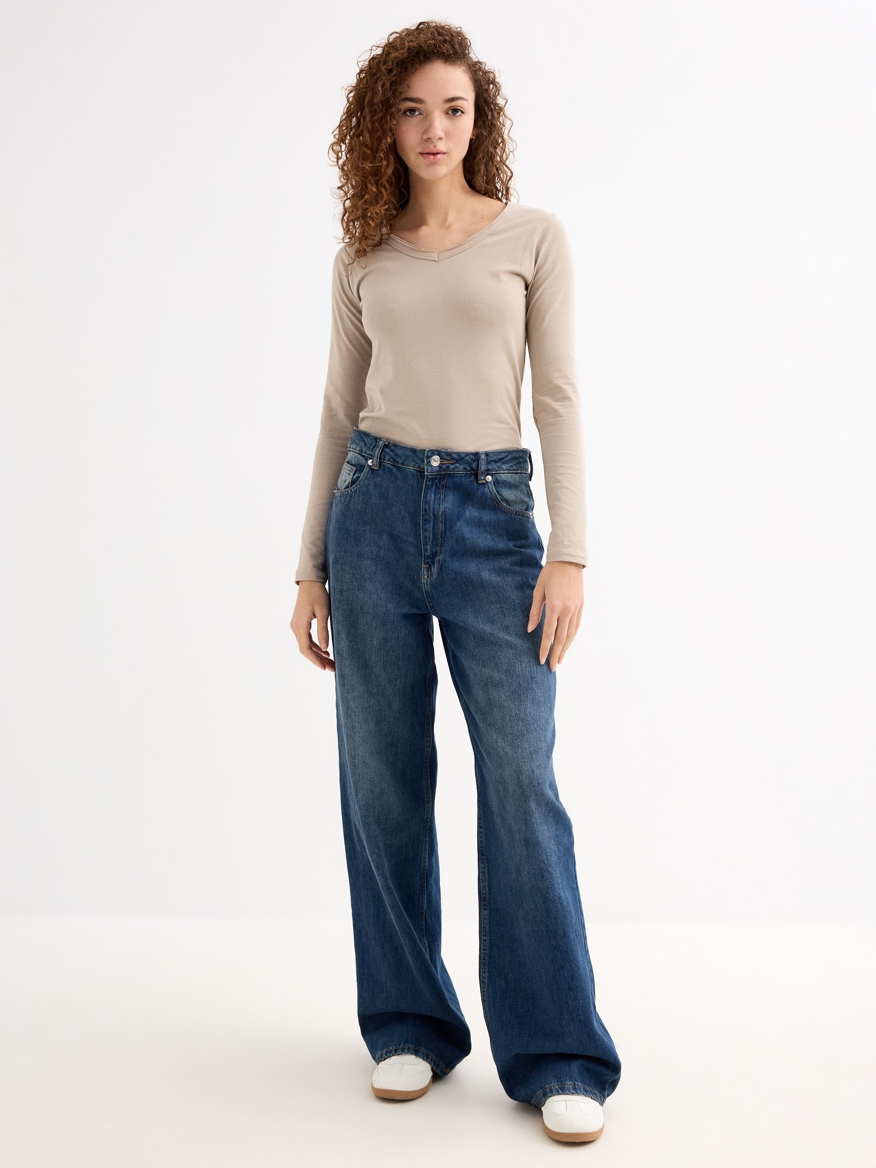 Basic V-neck T-shirt green mink middle front view