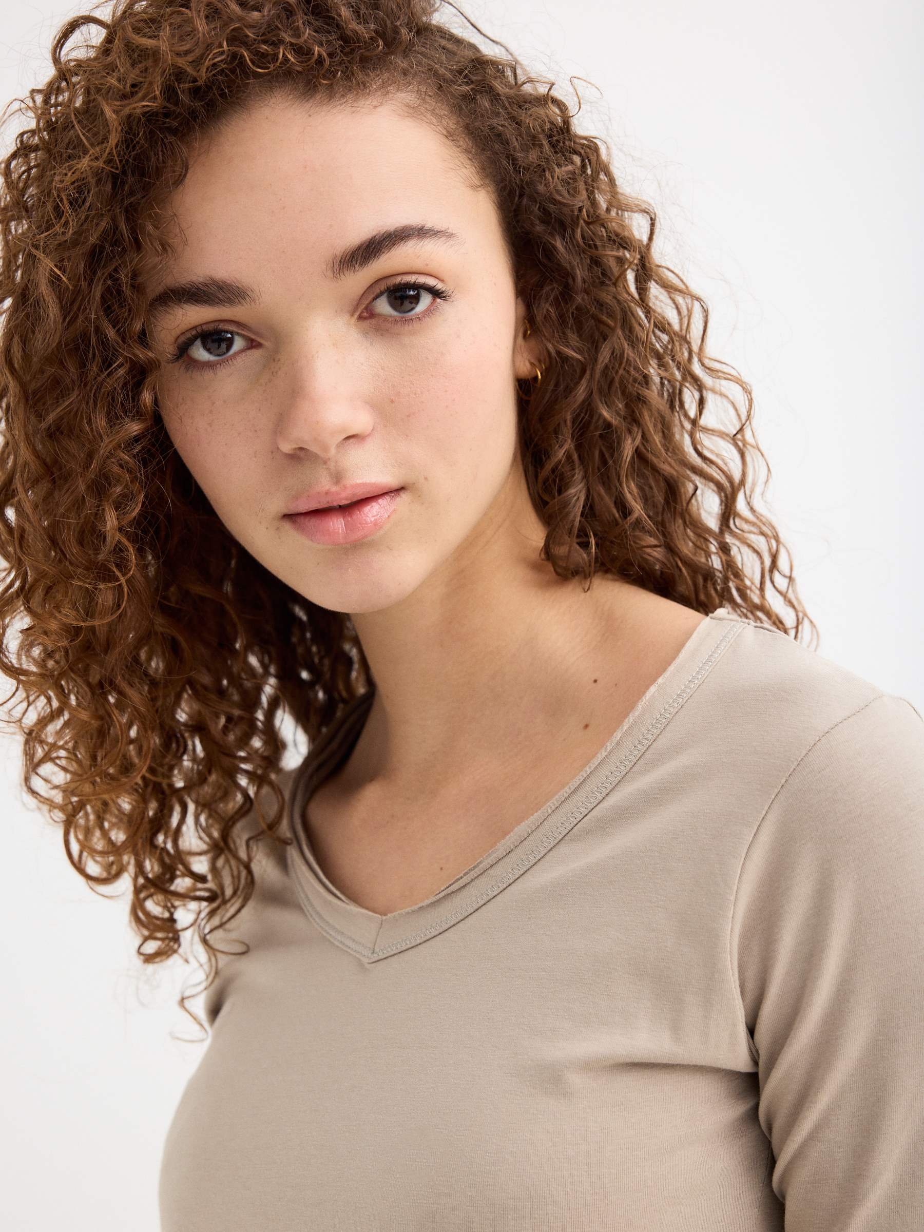 Camiseta básica cuello pico verde visón vista media frontal