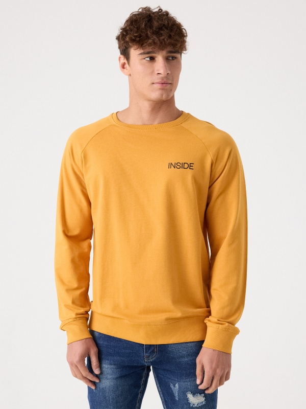 Sudadera básica con texto ocre vista media frontal