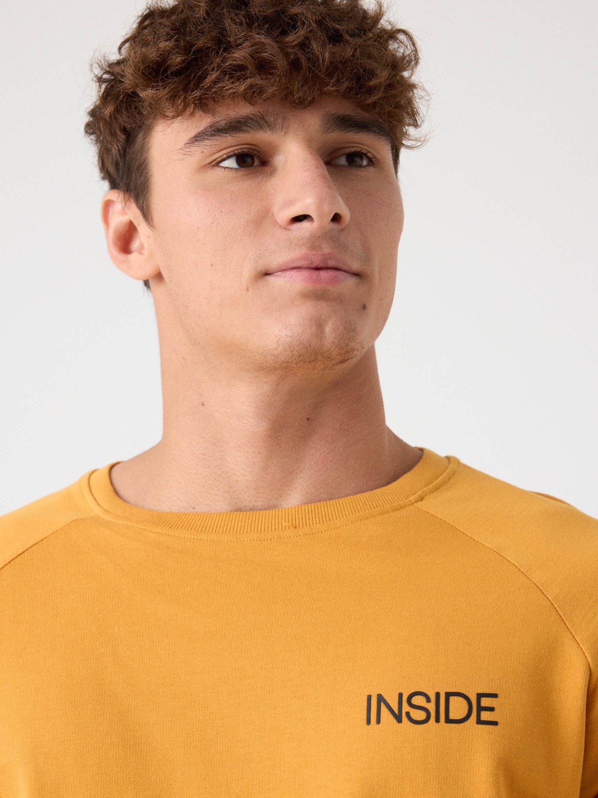 Sudadera básica con texto ocre vista detalle
