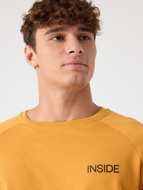 Sudadera básica con texto ocre vista detalle