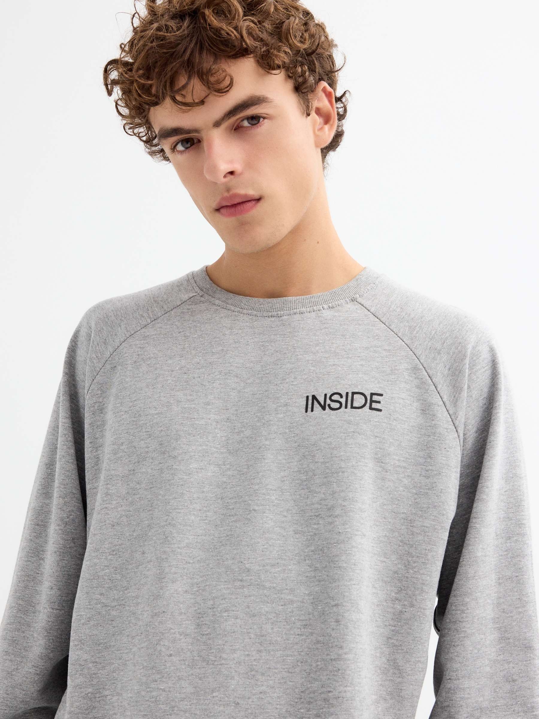 Camisola básica com texto cinza melange vista meia frontal