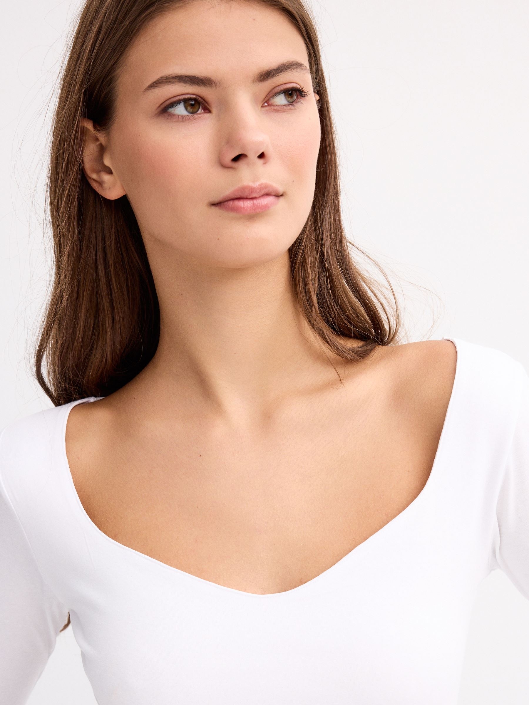 Camiseta básica de corazón blanco vista media frontal