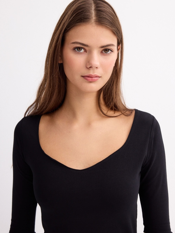 Camiseta básica de corazón negro vista detalle