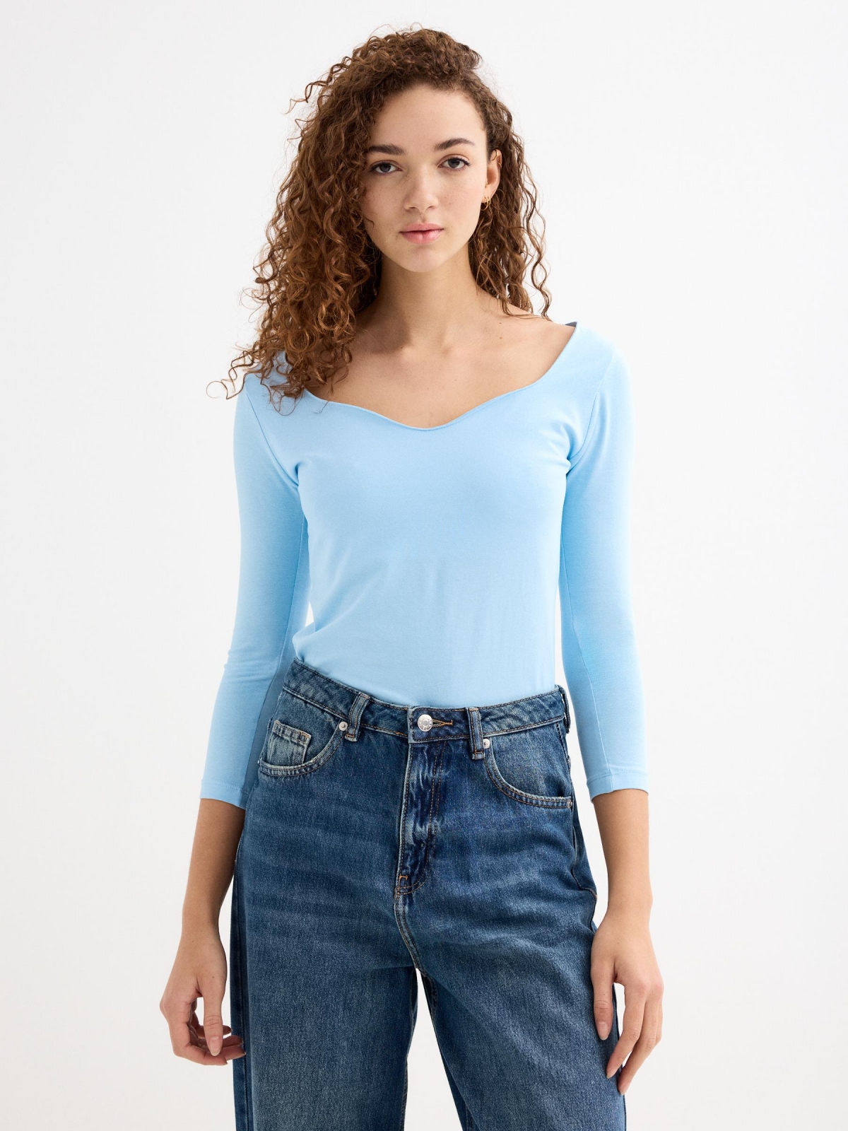 Camiseta básica de corazón cian vista media frontal