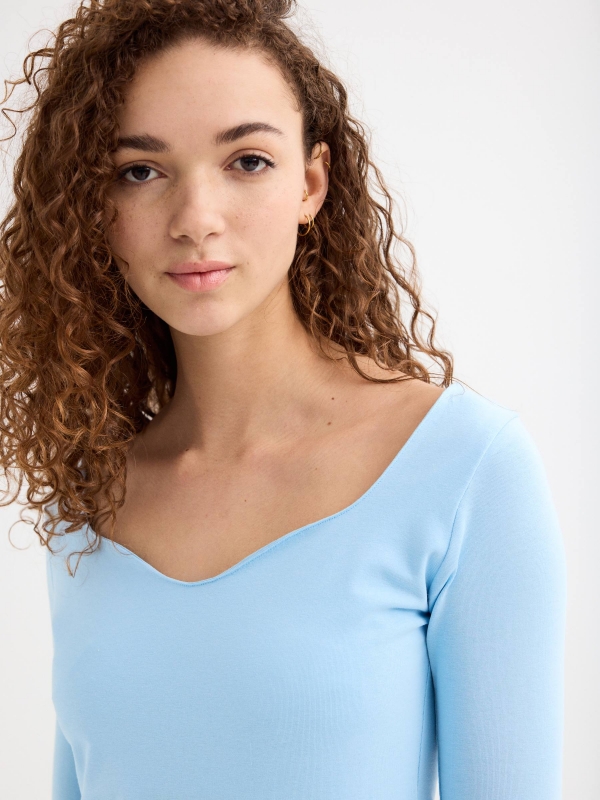 Camiseta básica de corazón cian vista detalle