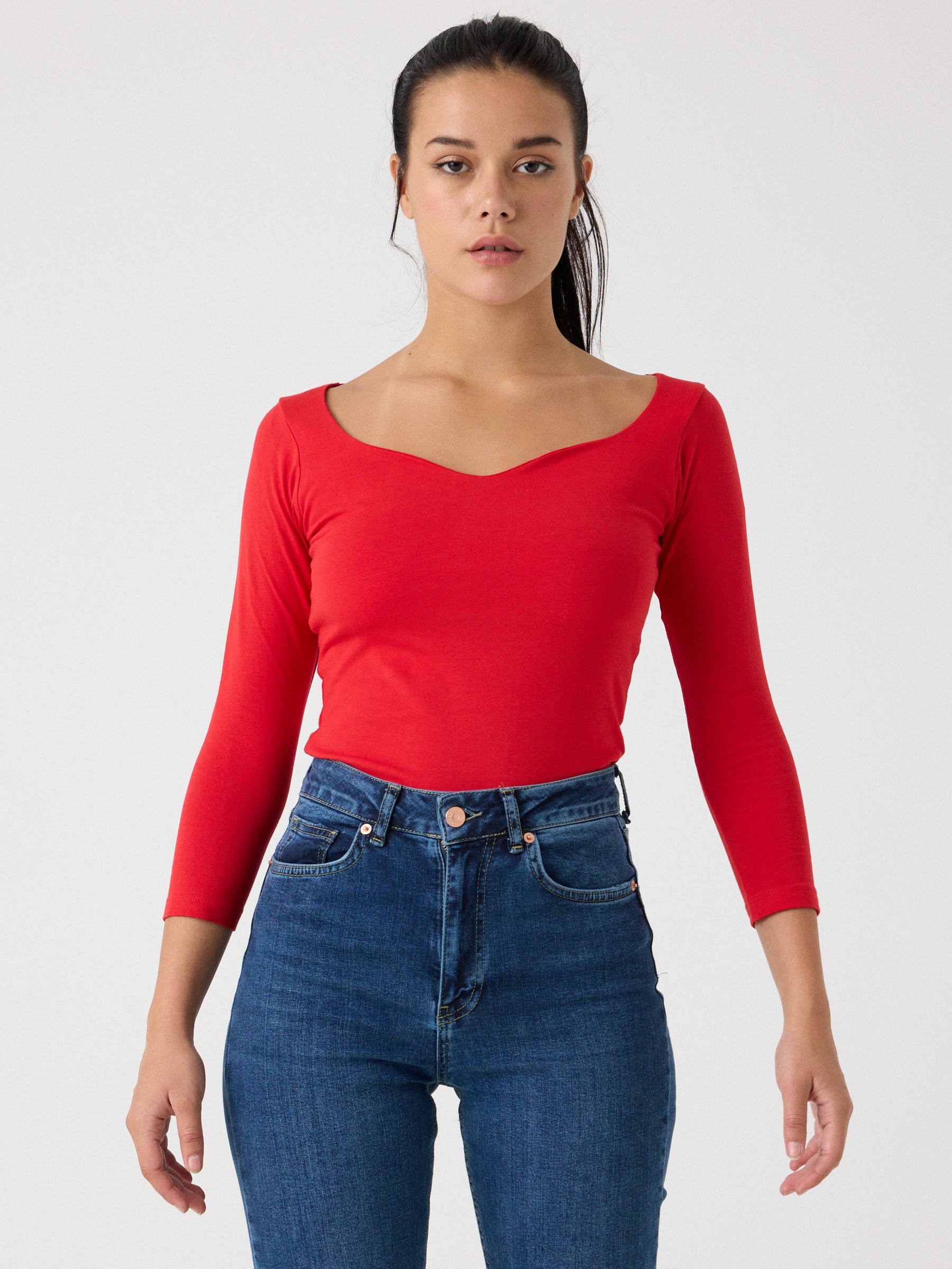 Camiseta básica de corazón rojo vista media frontal