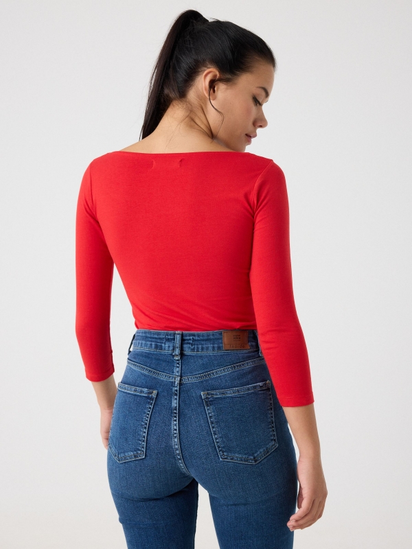 Camiseta básica de corazón rojo vista media trasera