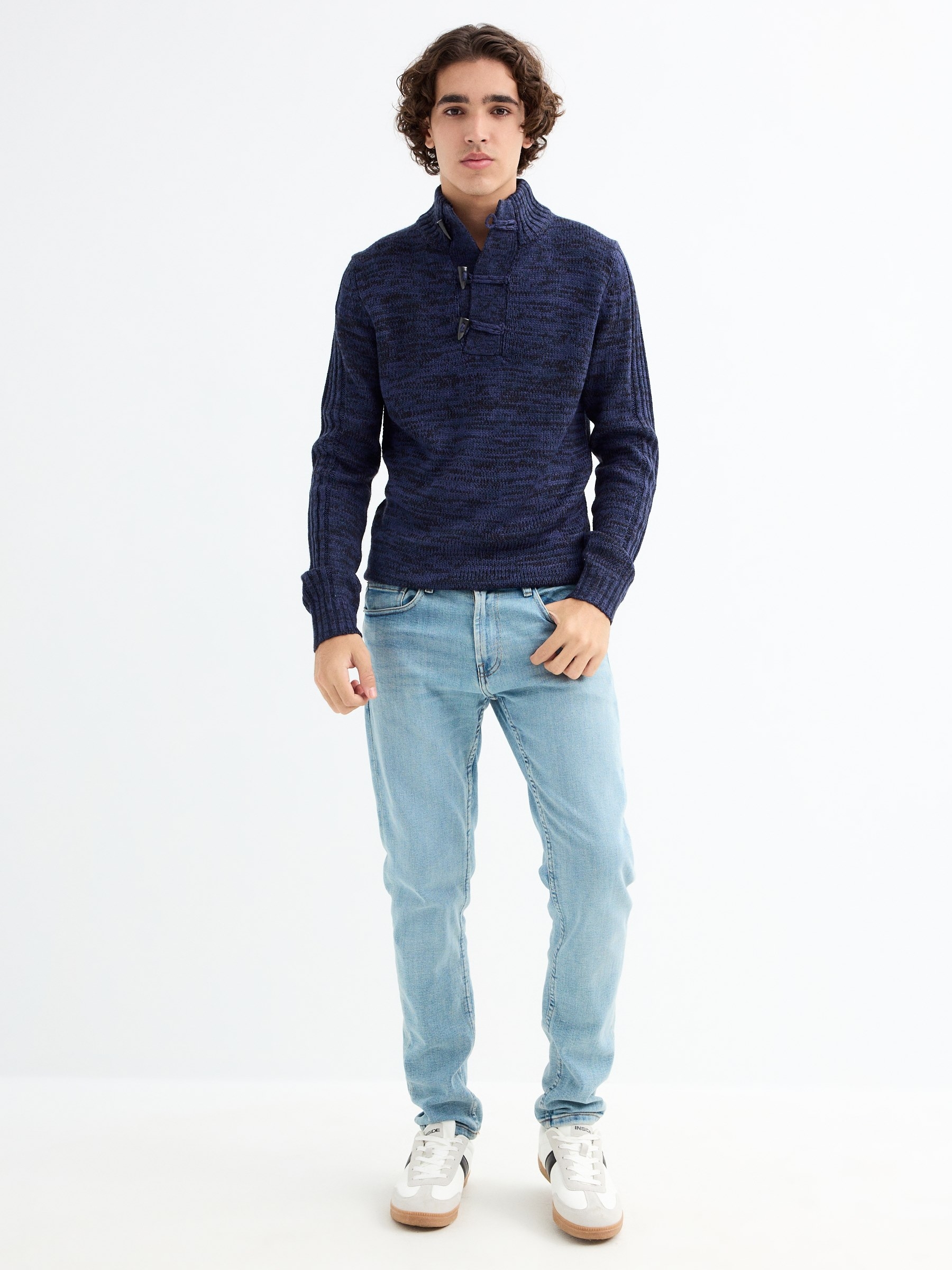 Camisola de gola alta em malha polar azul vista meia frontal