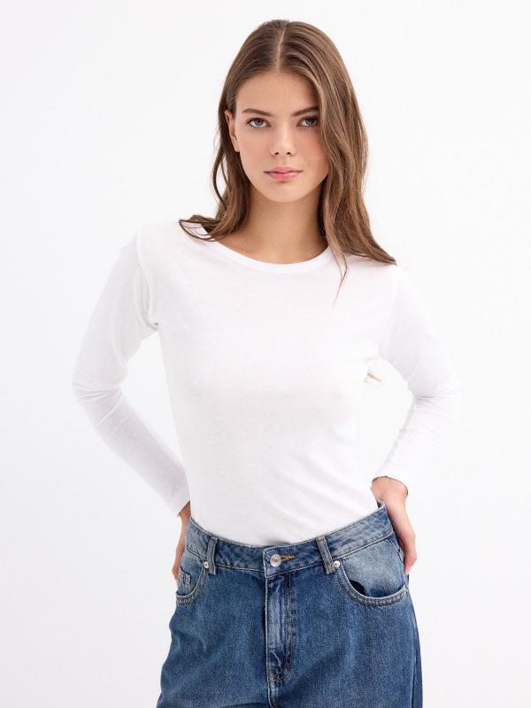 Basic plain T-shirt white middle front view