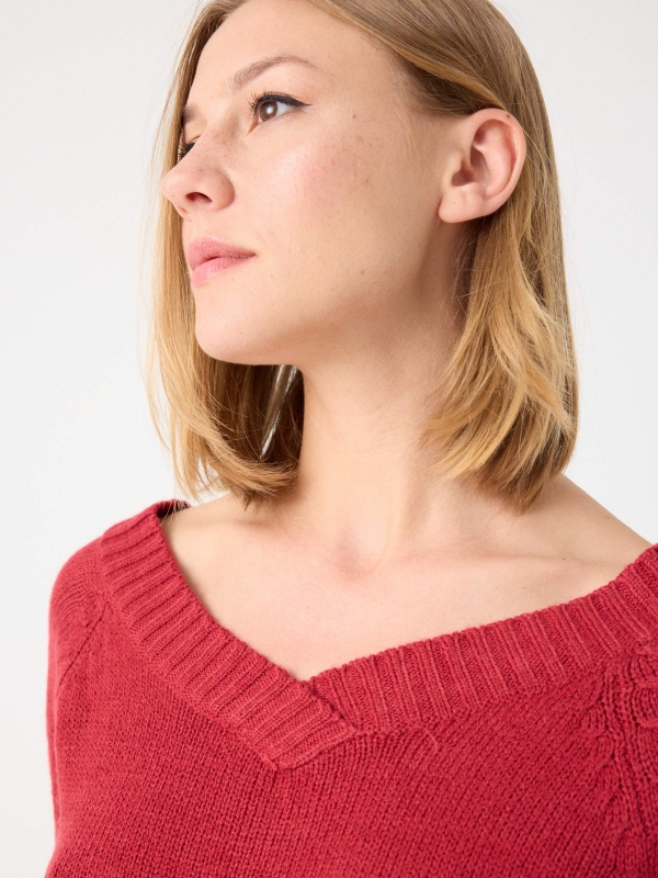 V-neck marbled sweater garnet detail view