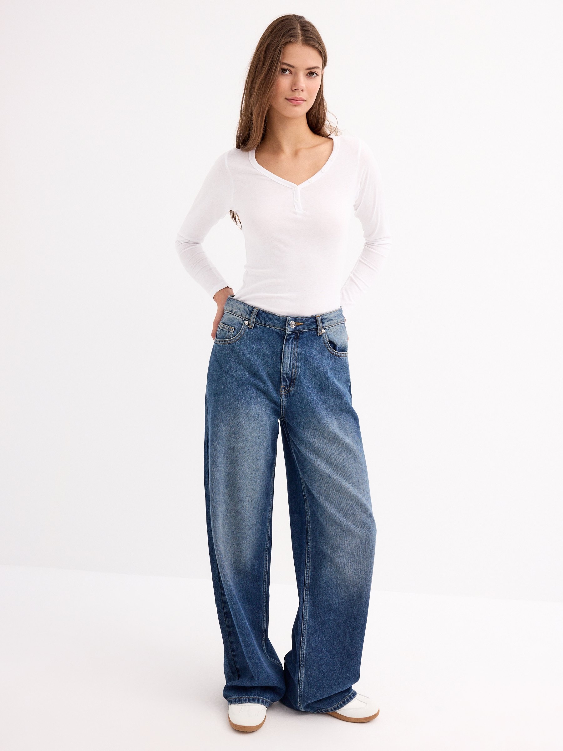 T-shirt com decote em V e botões branco vista meia frontal