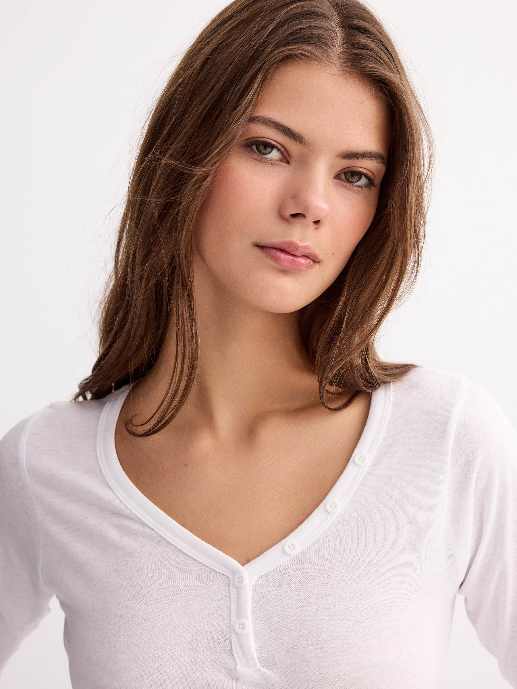 T-shirt com decote em V e botões branco vista meia frontal