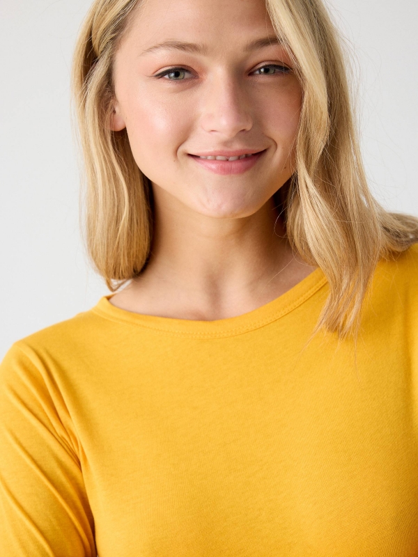 Camiseta básica manga comprida amarelo primeiro plano