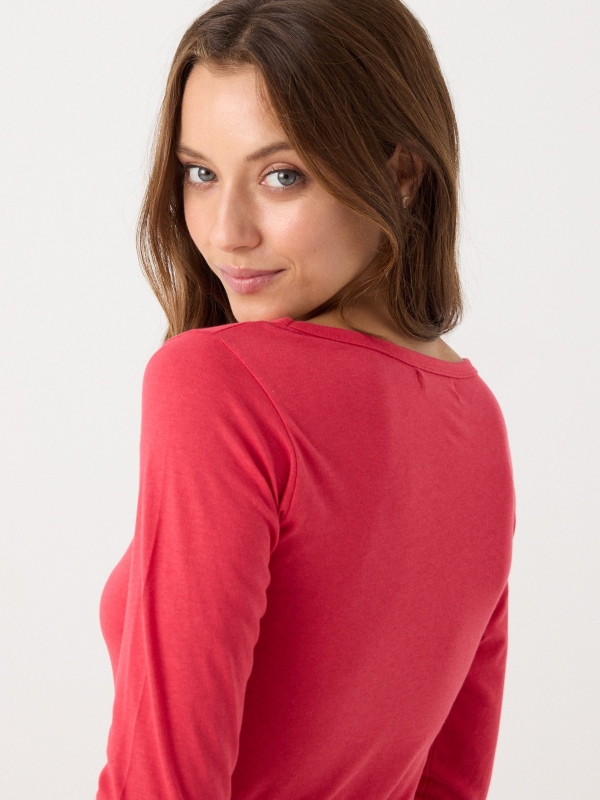 Camiseta básica manga comprida vermelho primeiro plano