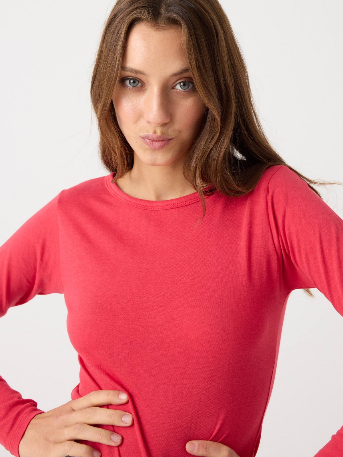 Camiseta básica manga comprida vermelho vista detalhe