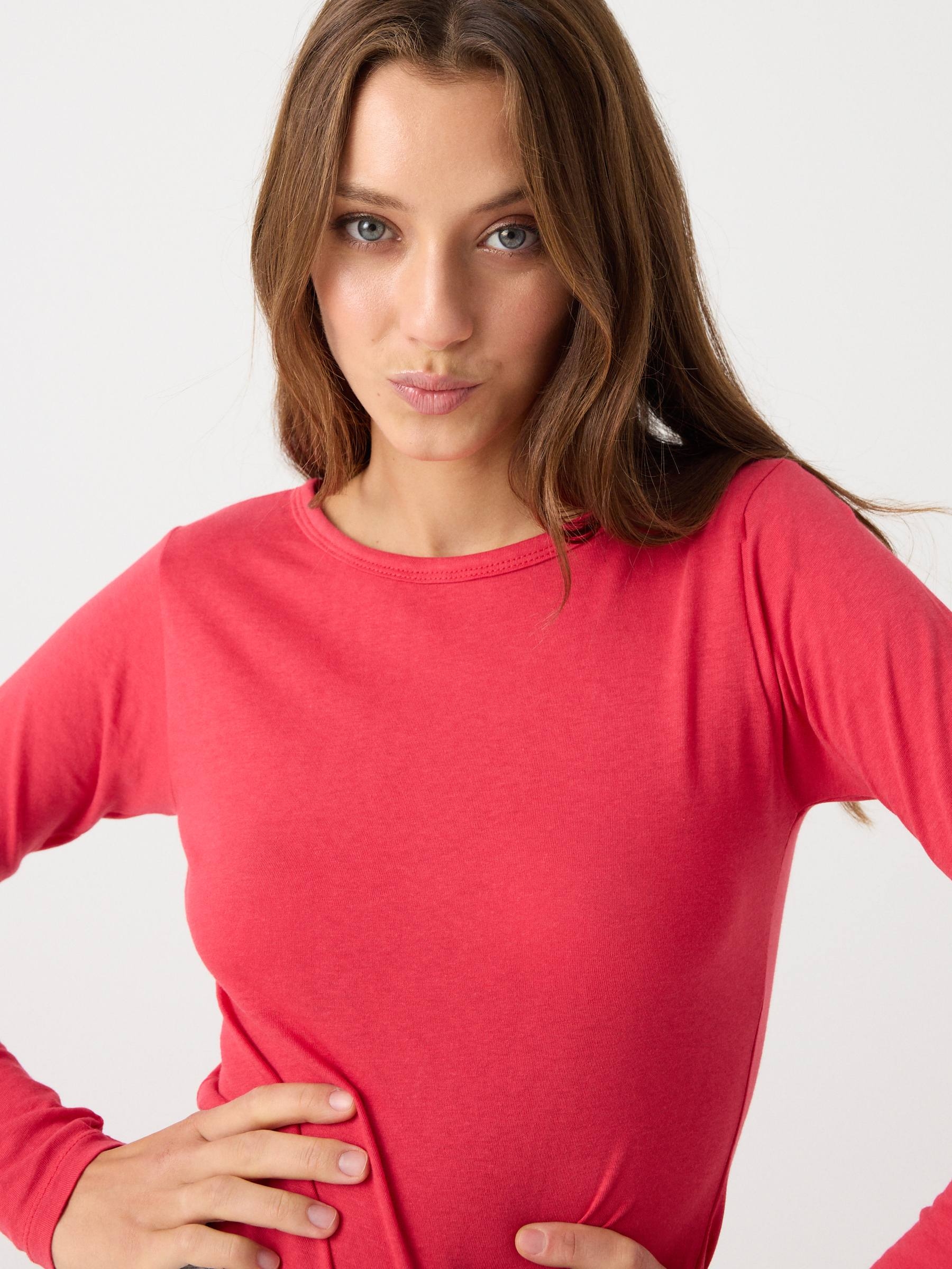 Camiseta básica manga comprida vermelho vista meia frontal