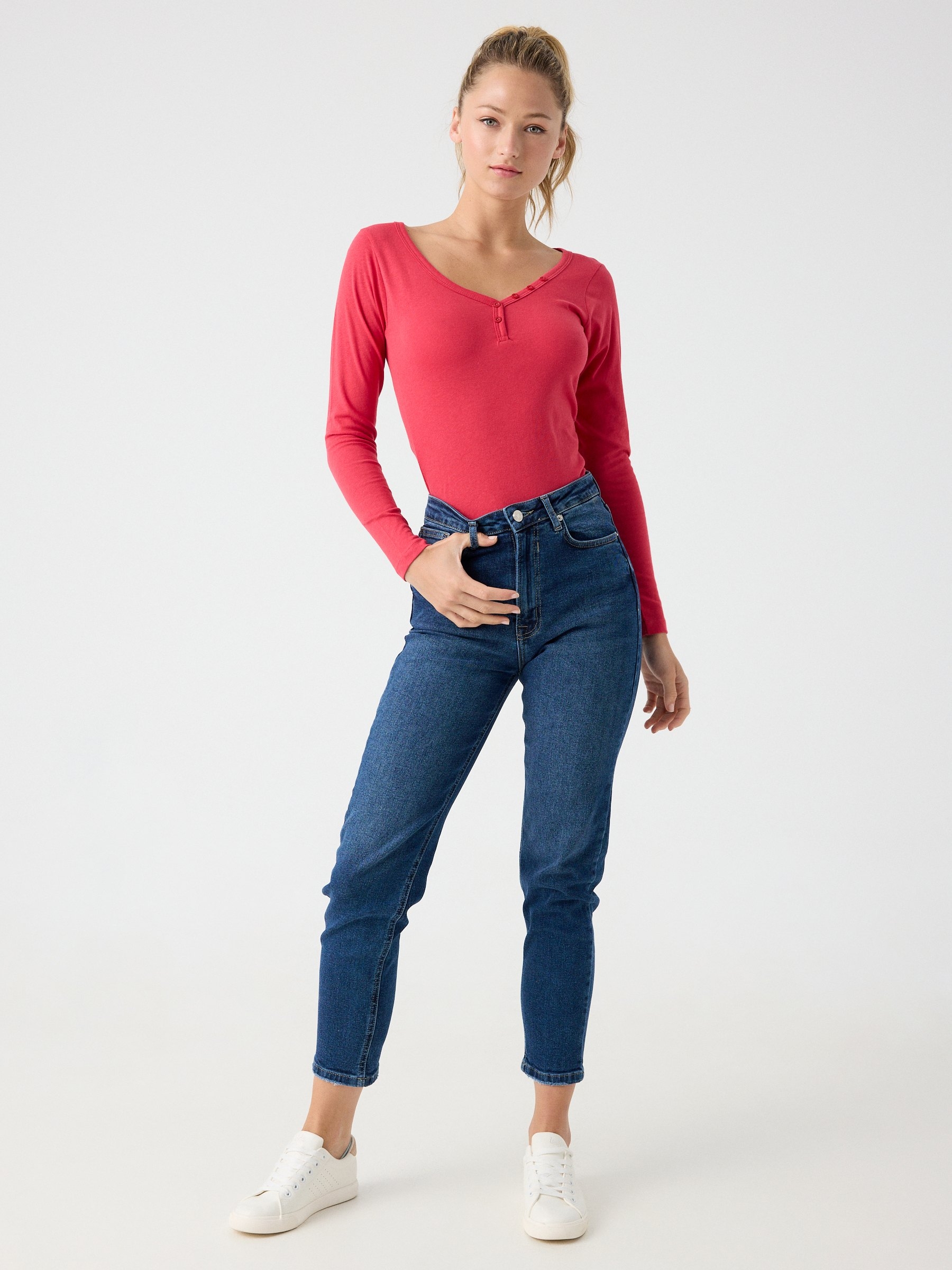 Buttoned v-neck t-shir red middle front view
