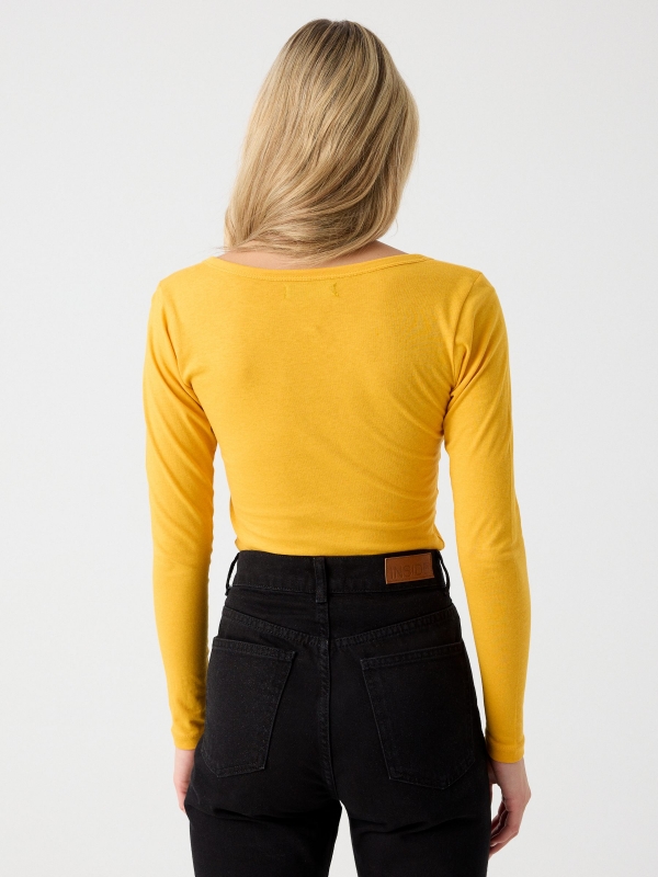Camiseta botones escote pico amarillo vista media trasera