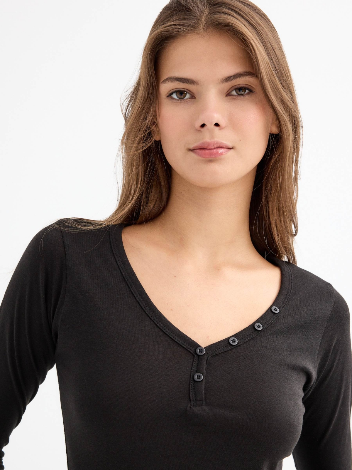 %Pto% V-neck T-shirt with buttons black