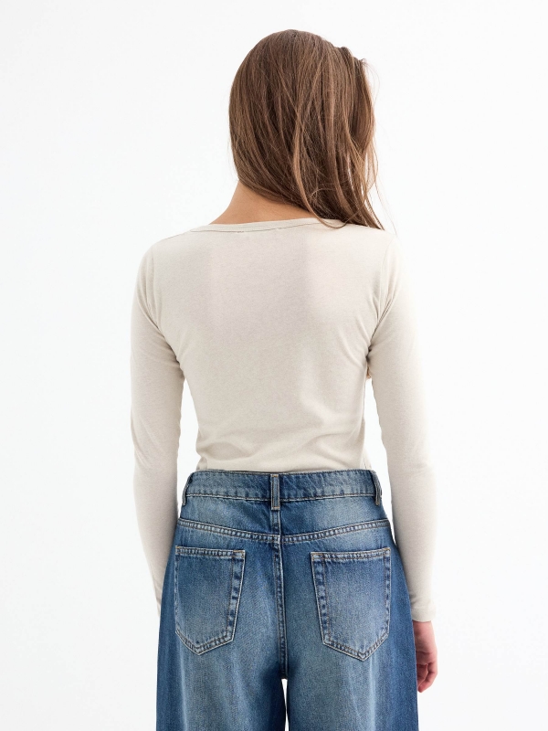 Camiseta básica lisa taupe vista media trasera