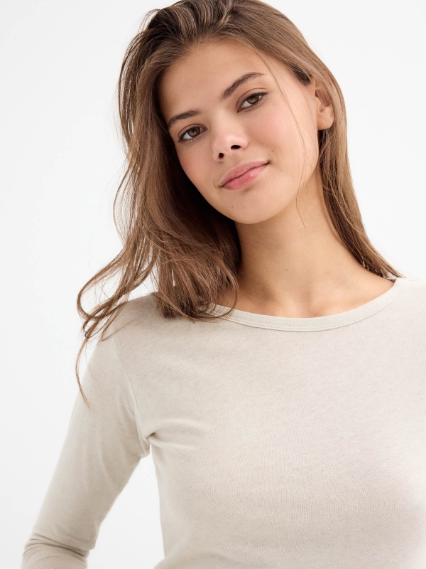 Camiseta básica lisa taupe vista detalle