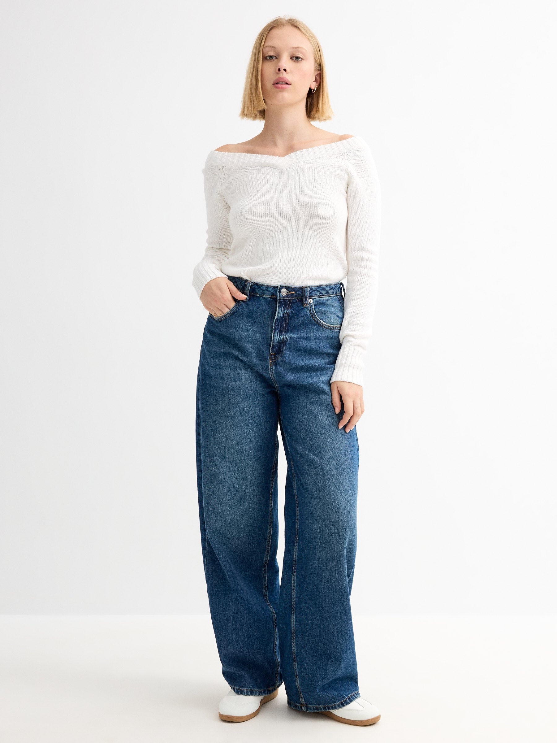 V-neck marbled sweater white middle front view