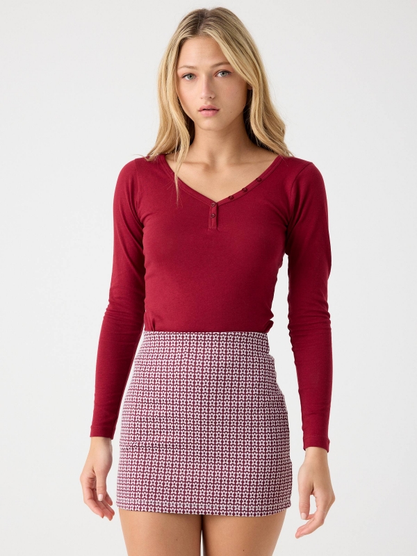 T-shirt com decote em V e botões granada vista meia frontal
