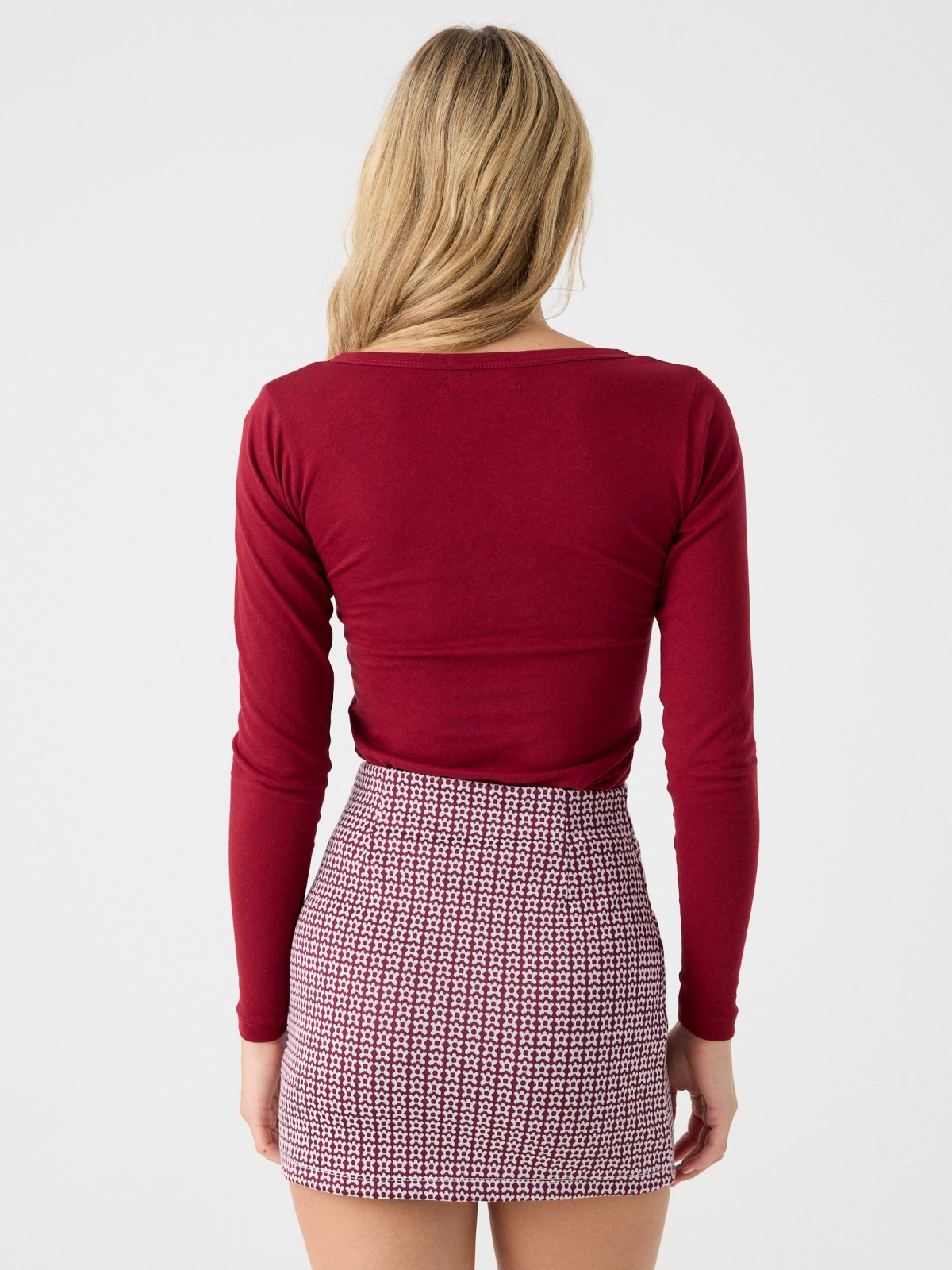 V-neck T-shirt with buttons garnet middle back view