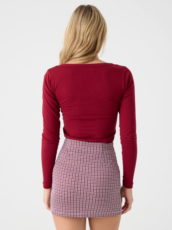 V-neck T-shirt with buttons garnet middle back view