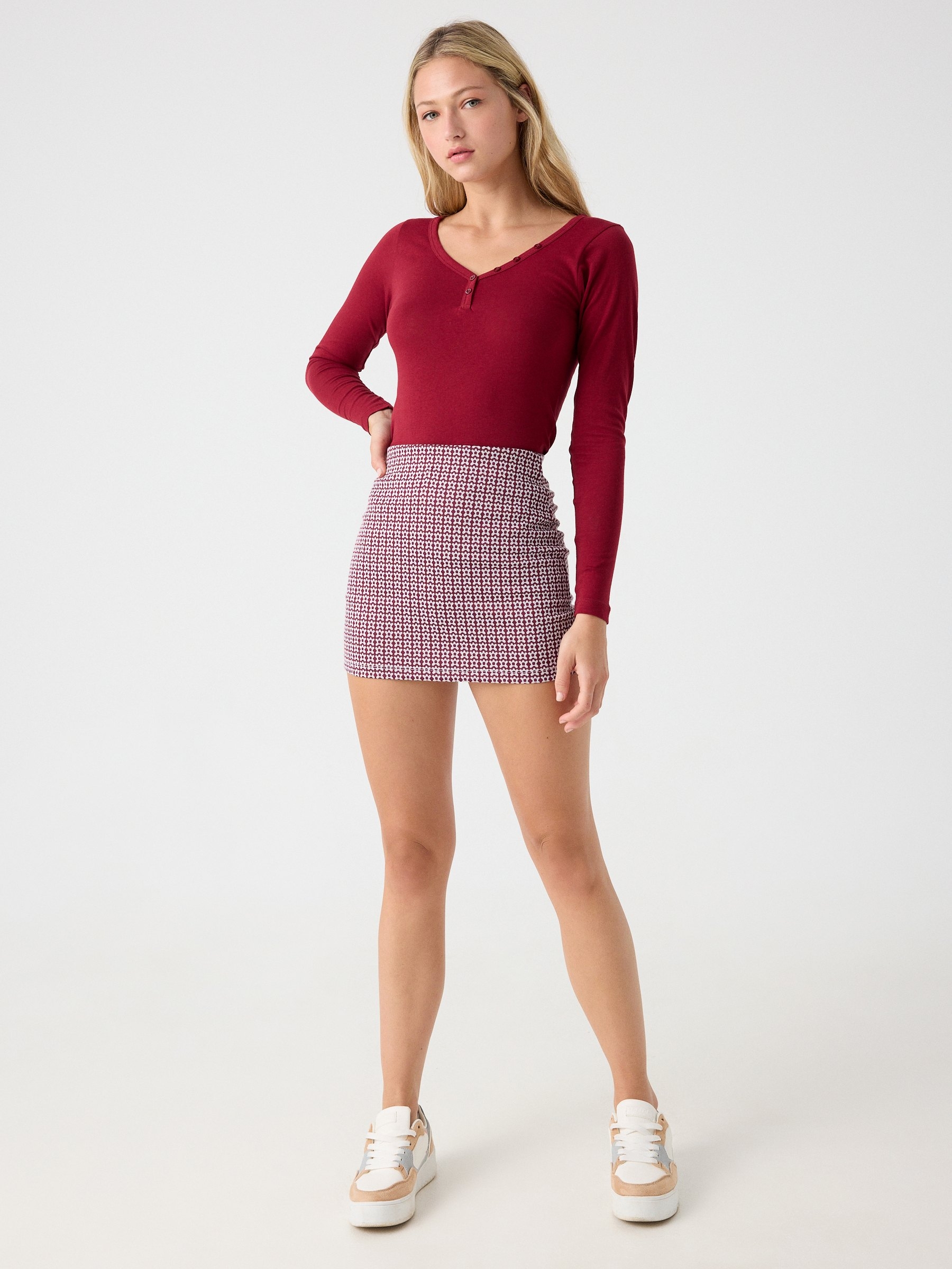 V-neck T-shirt with buttons garnet middle front view