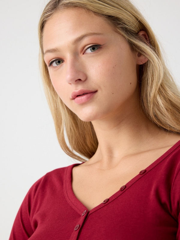 V-neck T-shirt with buttons garnet detail view