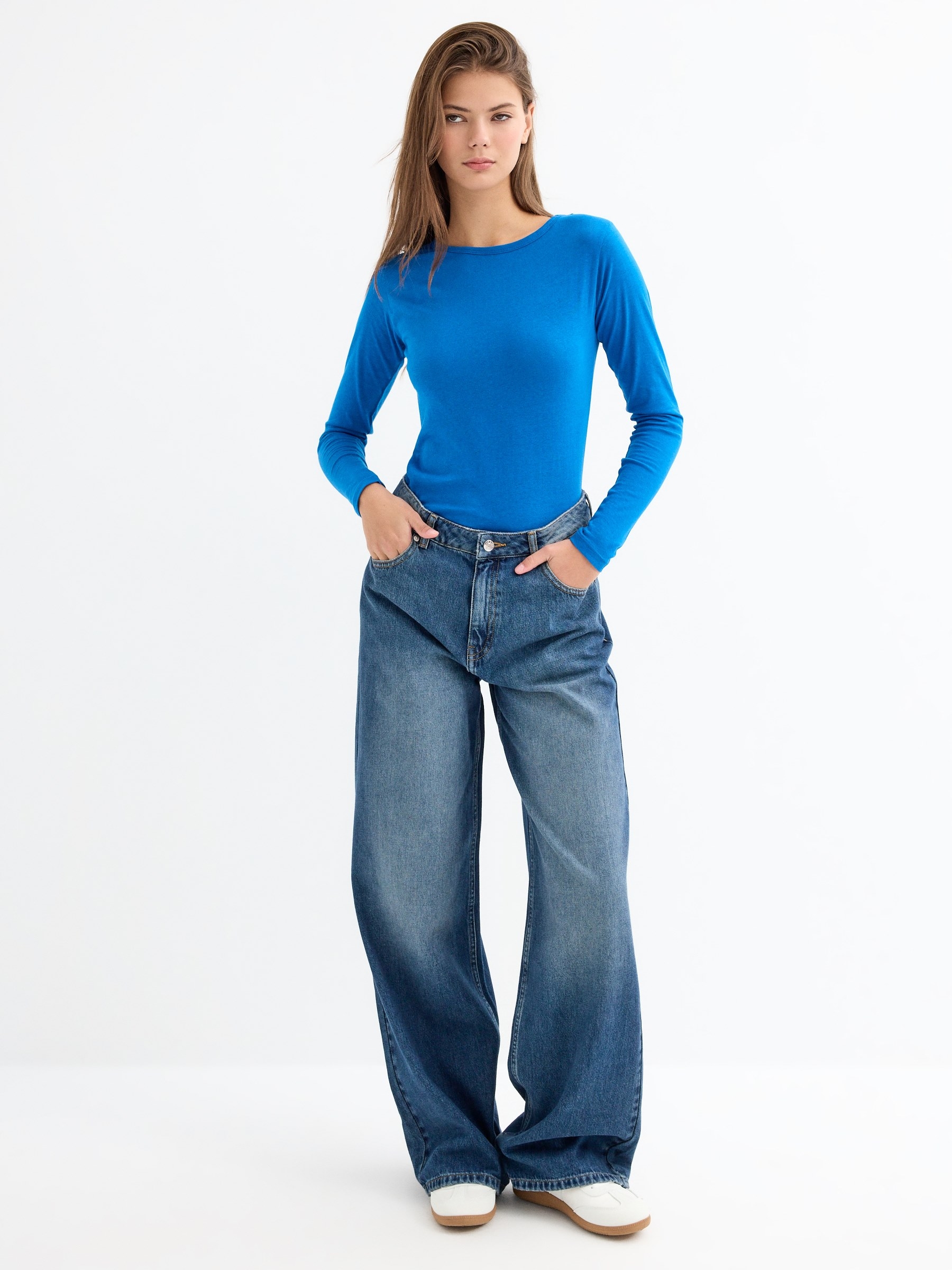 Basic plain T-shirt blue middle front view