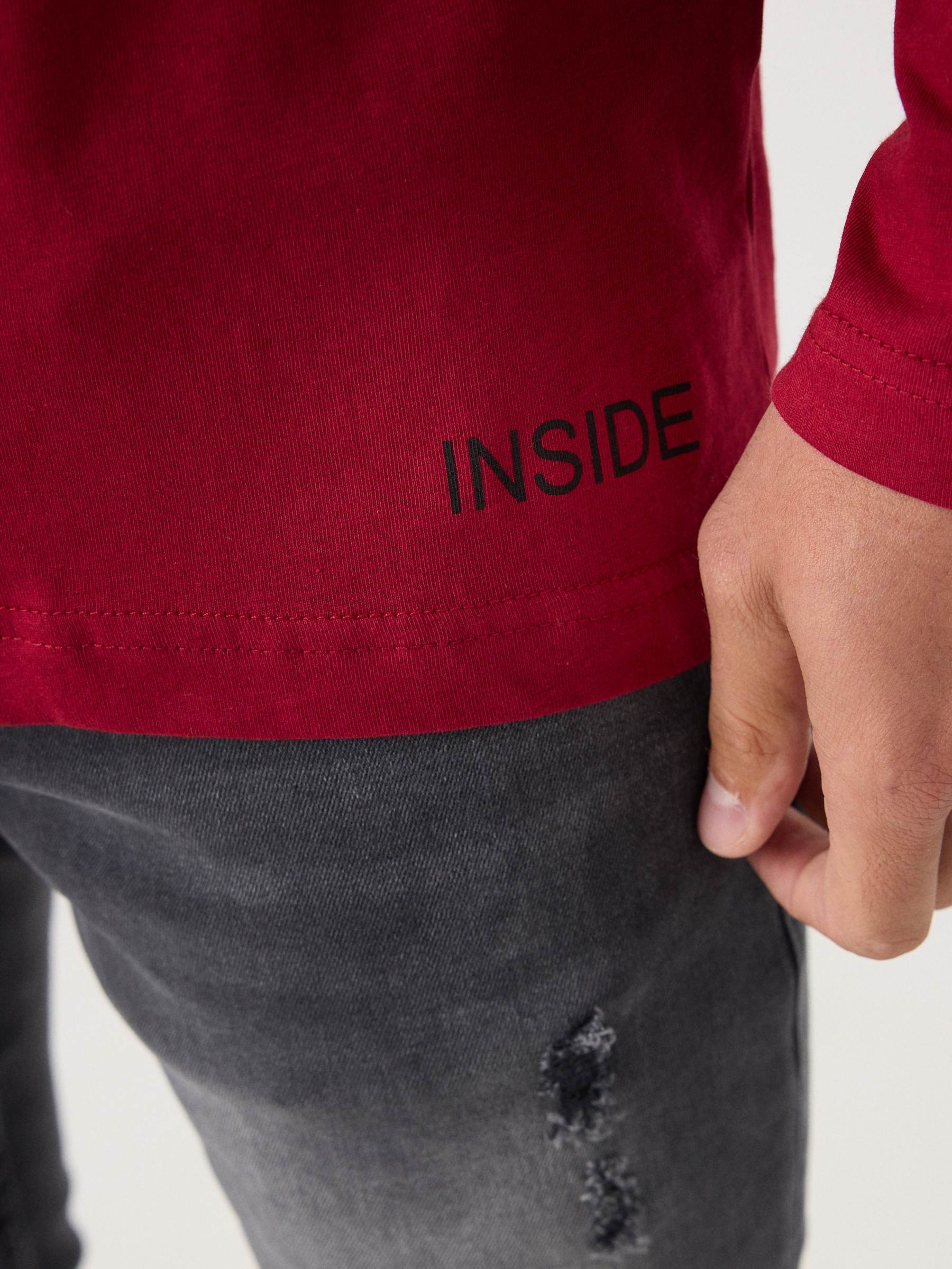 Camiseta básica con logo rojo vista media frontal