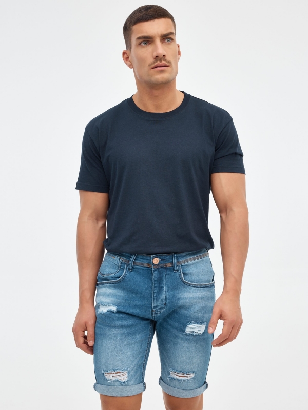 Bermuda jeans desgastada rasgada azul vista meia frontal