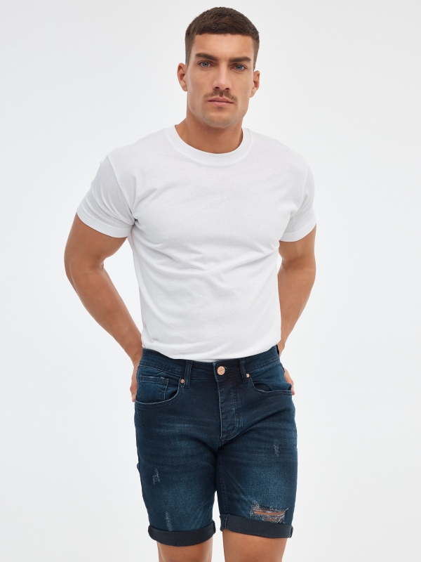 Bermuda jeans azul escuro rasgados azul vista meia frontal