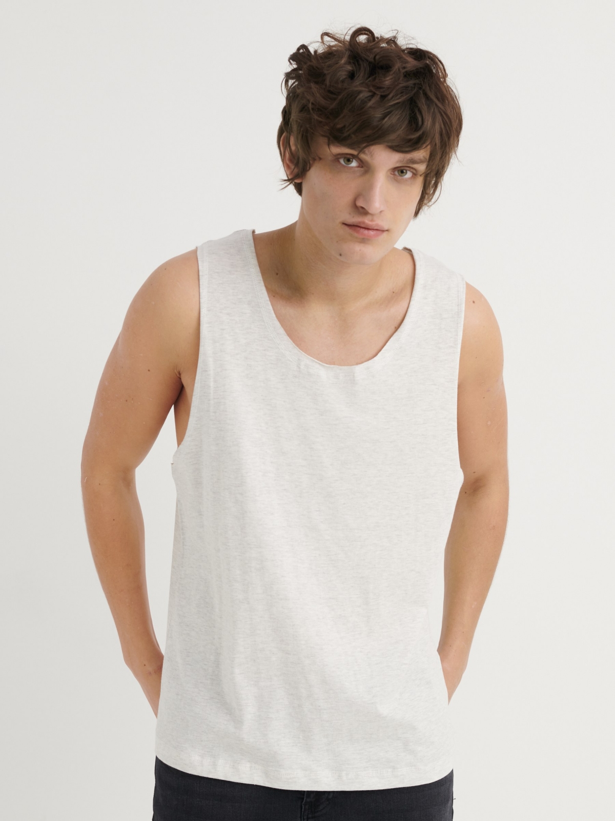 Camiseta básica de tirantes gris vista media frontal