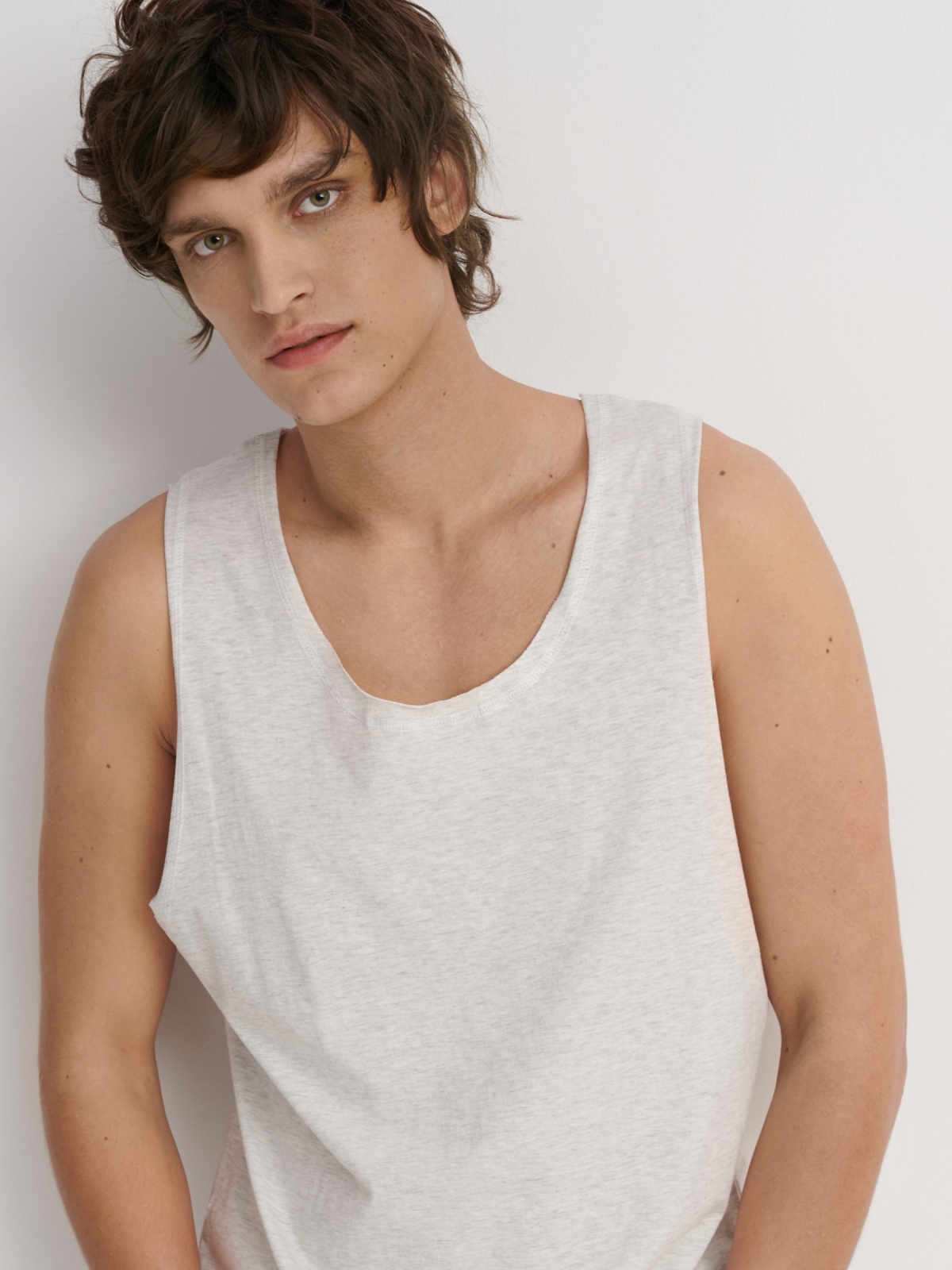 Camiseta básica de tirantes gris vista detalle