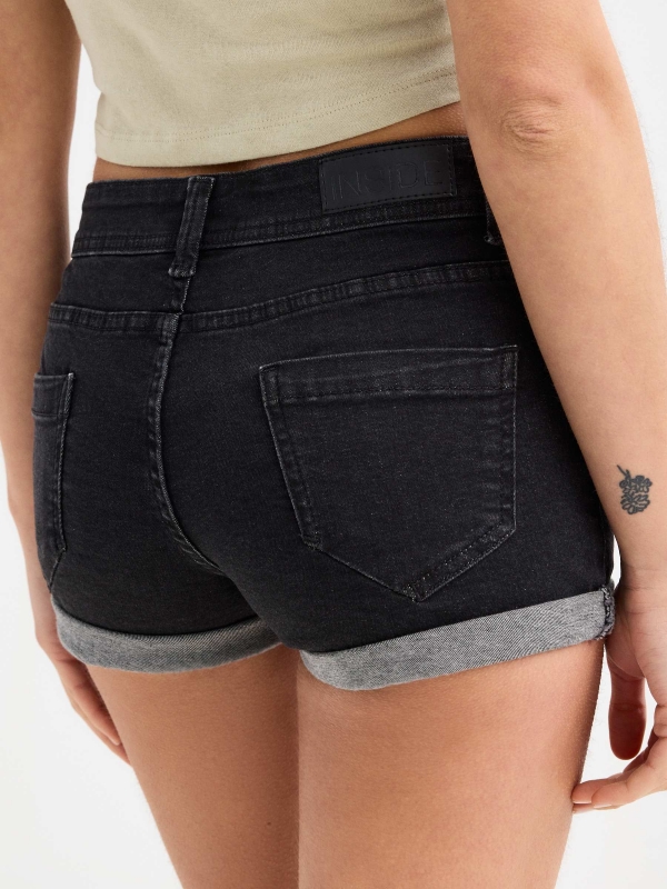 Shorts denim tiro bajo efecto lavado negro vista detalle