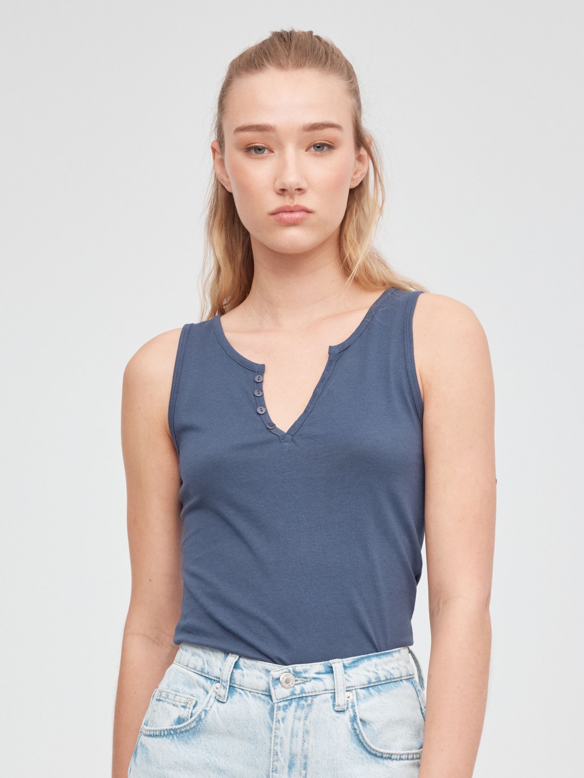 Camiseta cuello pico botones