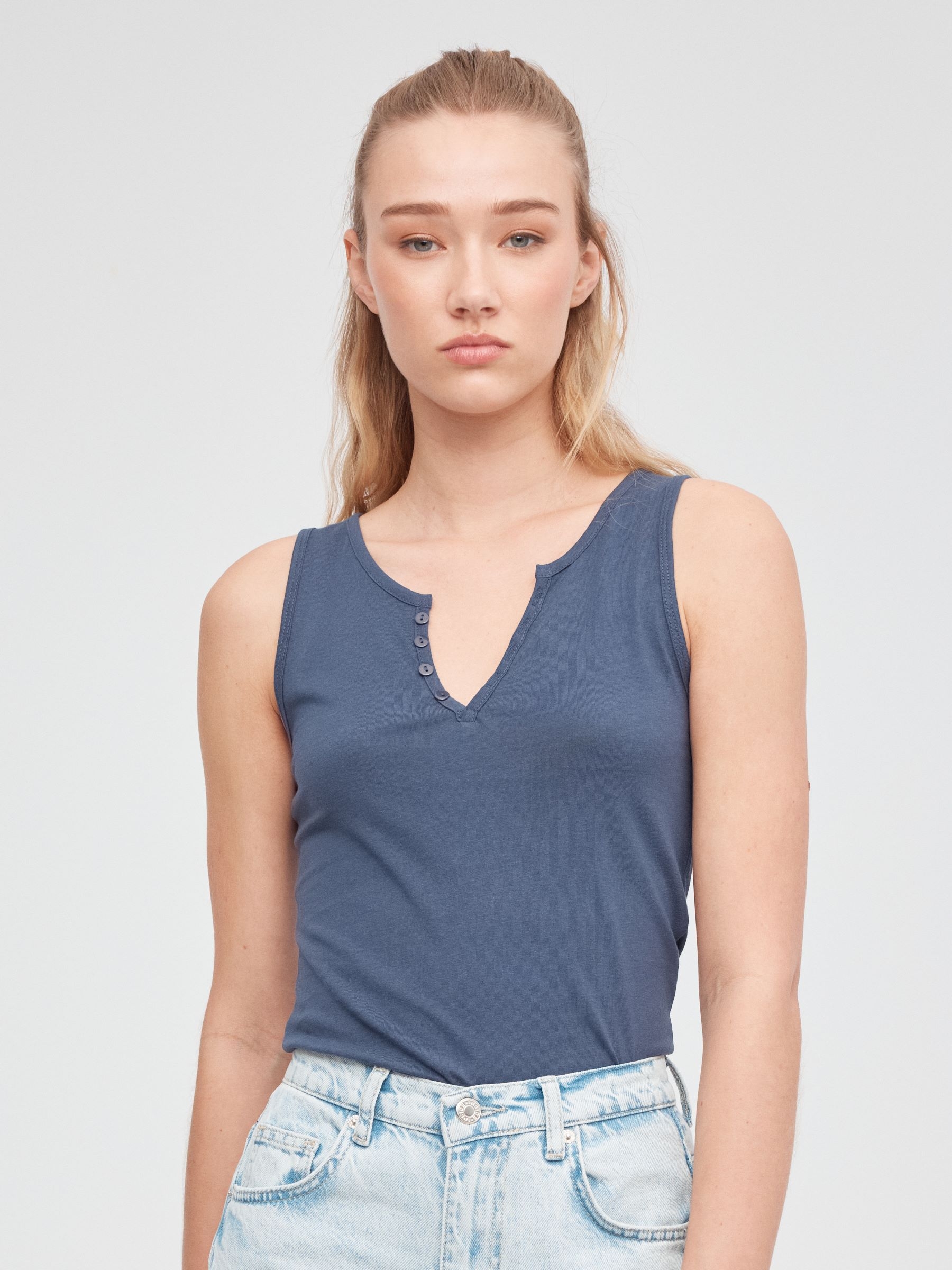 T-shirt decote em V com botões azul vista meia frontal