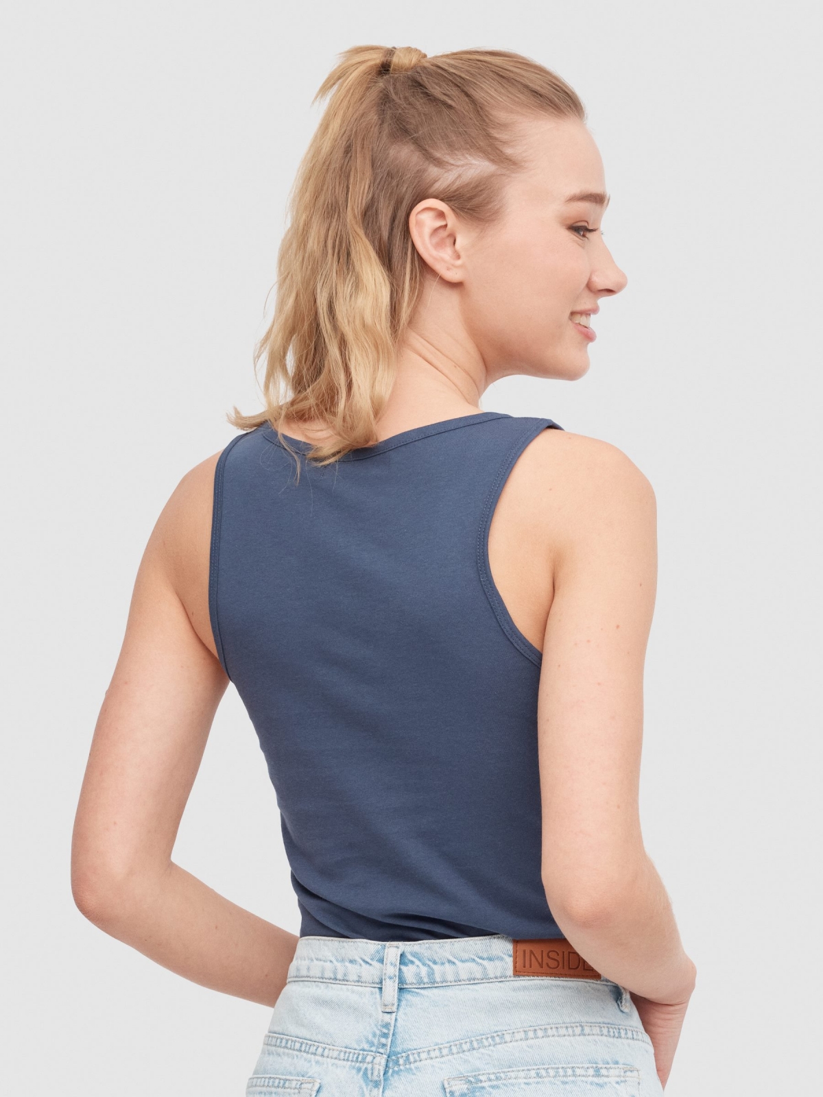 Camiseta cuello pico botones azul vista media trasera