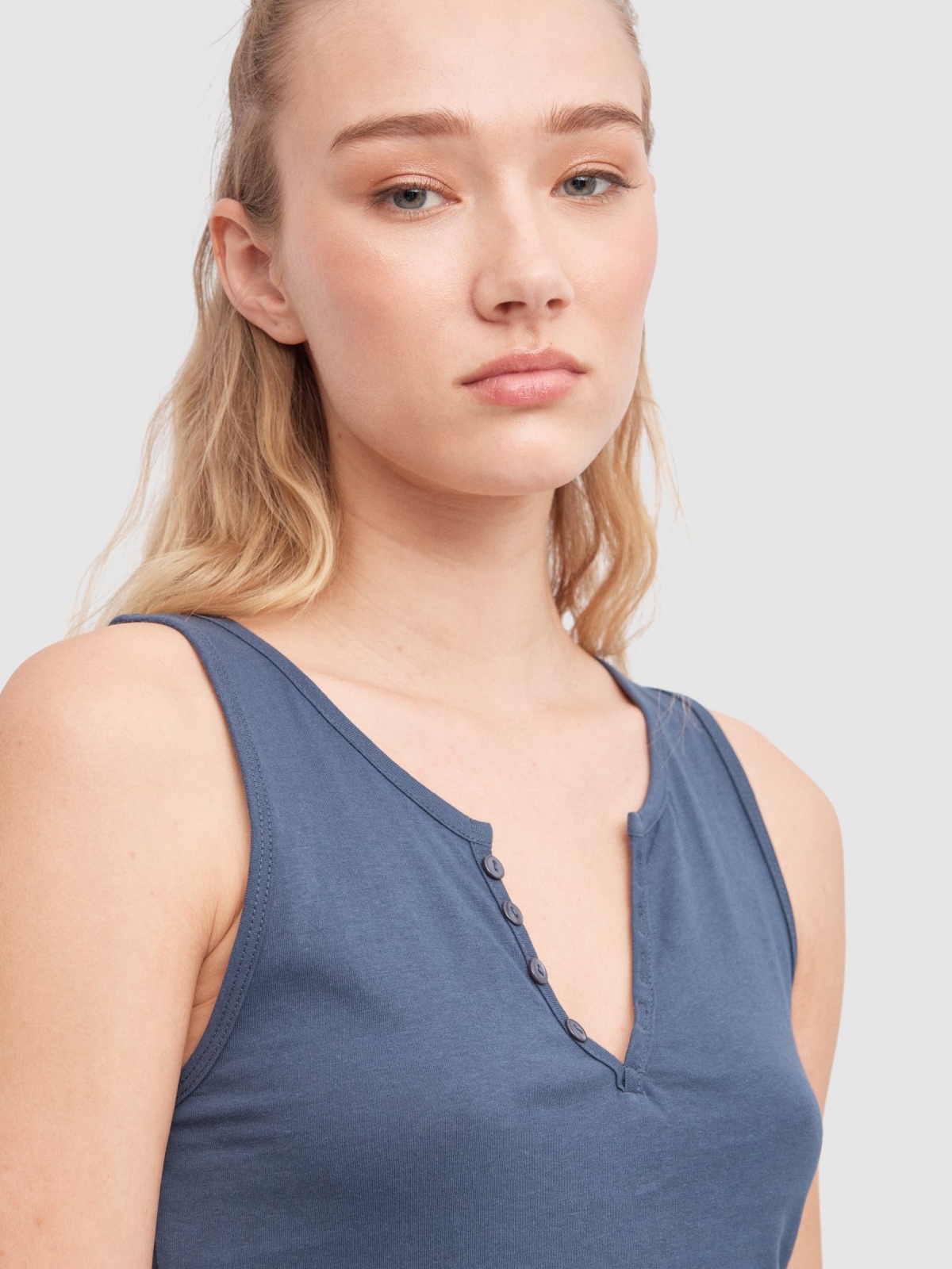 T-shirt decote em V com botões azul vista detalhe