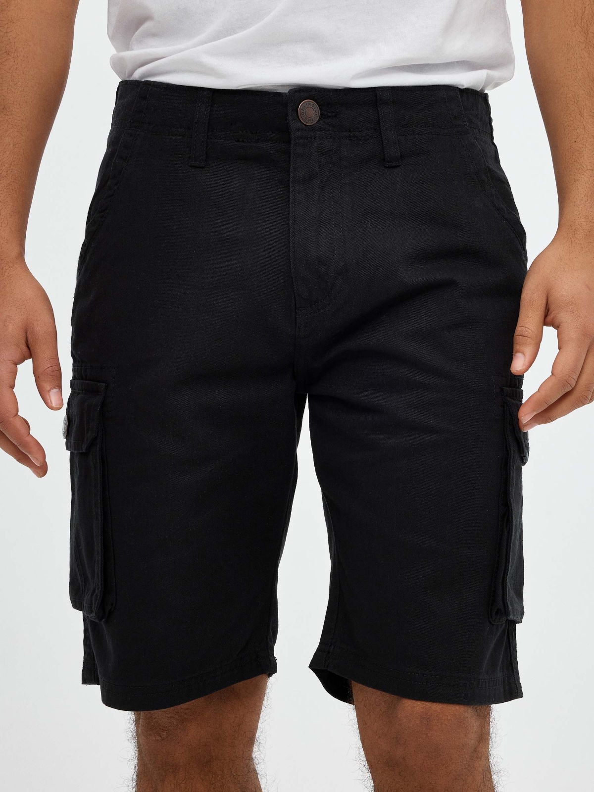 Bermuda cargo con bolsillos negro vista detalle