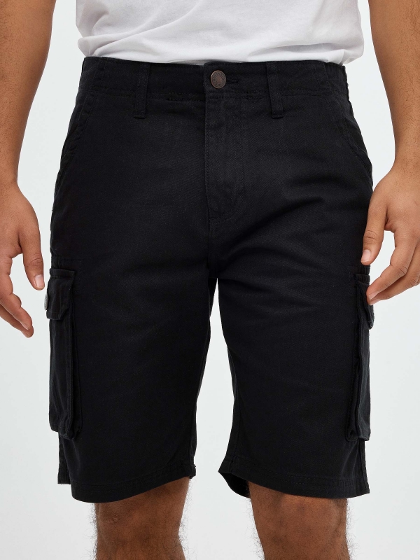 Bermuda cargo con bolsillos negro vista detalle