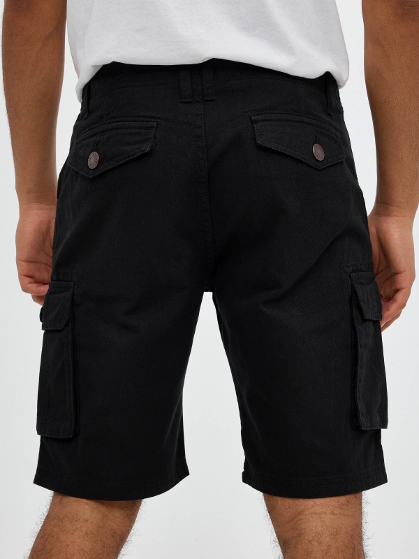 Bermuda cargo con bolsillos negro vista detalle