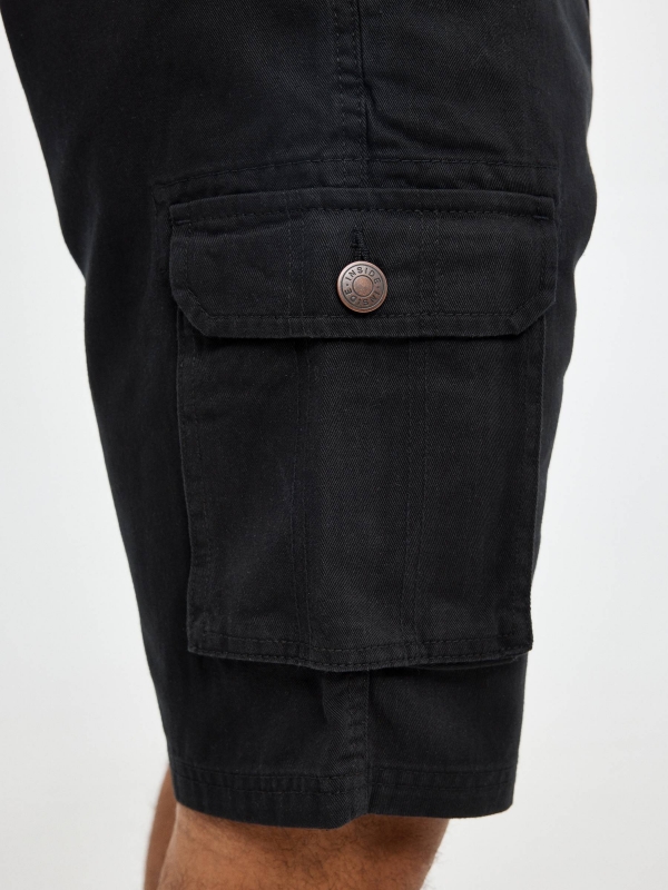 Bermuda cargo com bolsos preto vista detalhe