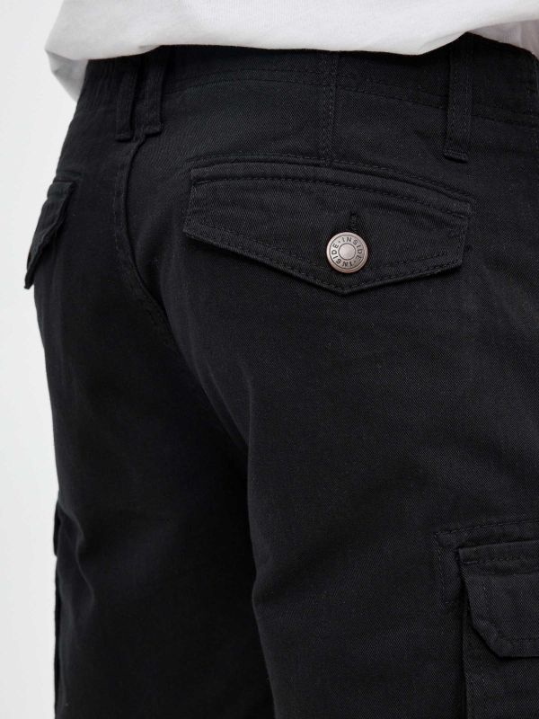 Bermuda cargo con bolsillos negro vista detalle