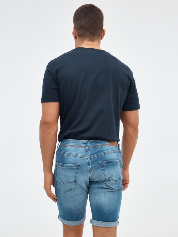 Bermuda jeans desgastada rasgada azul vista meia traseira